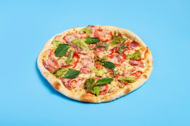 Pizzanın sıcaklığı mavi arka planda. Üst manzara, düz uzanma.