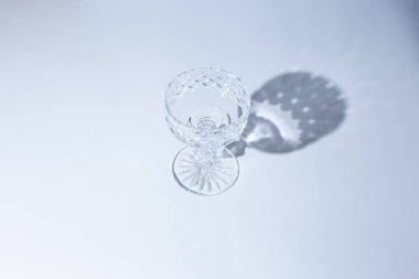 Mavi arka planda boş cam kadehler. Üst manzara, düz uzanma.