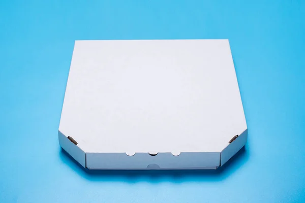 Geschlossene Verpackung Von Pizza Auf Blauem Hintergrund Draufsicht Flache Lage — Stockfoto