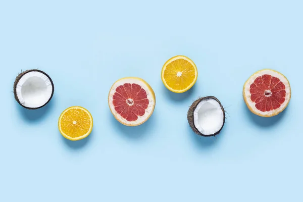 Frutas Exóticas Sobre Fondo Azul Cortan Coco Naranja Pomelo Vista — Foto de Stock