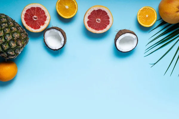 Frutas Exóticas Sobre Fondo Azul Piña Coco Naranja Pomelo Vista — Foto de Stock