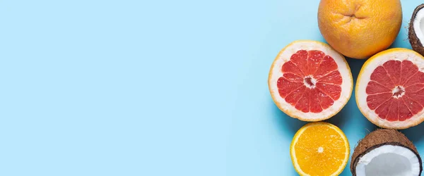 Frutas Exóticas Sobre Fondo Azul Cortan Coco Naranja Pomelo Vista — Foto de Stock