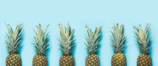 Molti Ananas Interi Gialli Maturi Con Foglie Verdi Uno Sfondo — Foto Stock