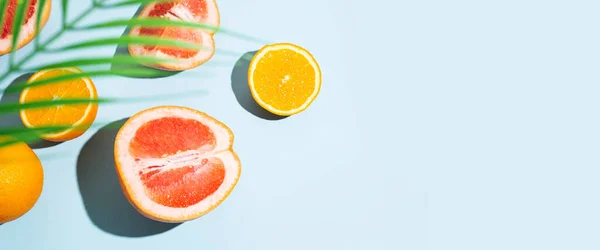 Cítricos Naranjas Pomelos Hojas Palma Sobre Fondo Azul Vista Superior — Foto de Stock