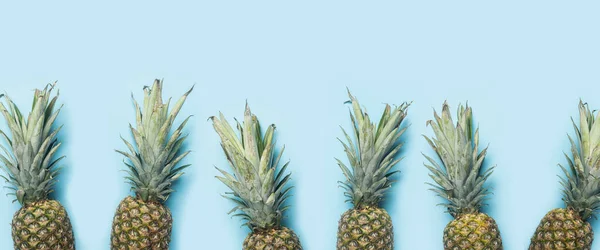 Molti Ananas Interi Gialli Maturi Con Foglie Verdi Uno Sfondo — Foto Stock