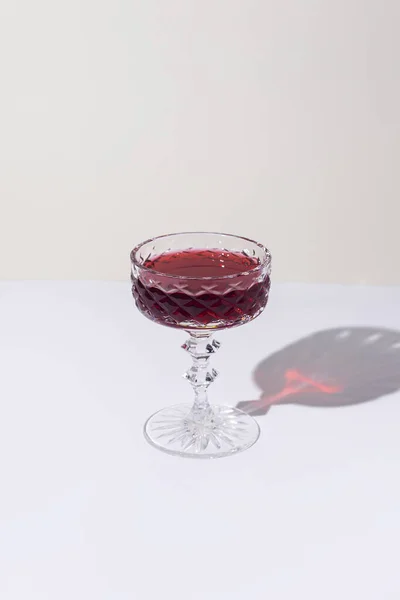 Verre Avec Vin Rouge Sur Table Sur Fond Clair Vue — Photo