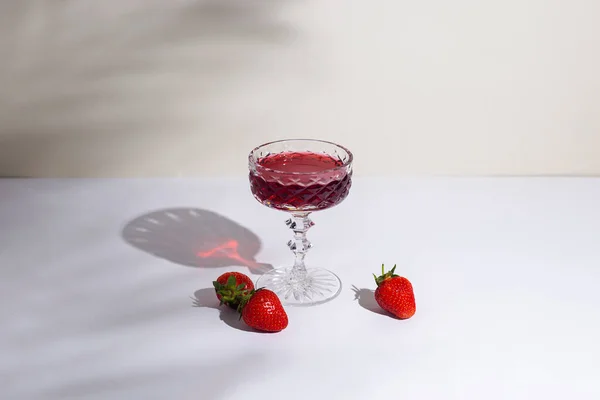 Verre Avec Vin Rouge Fraises Sur Table Sur Fond Clair — Photo