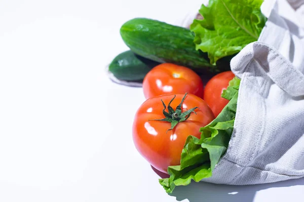 Verse Groenten Sla Bladeren Een Boodschappentas Een Witte Achtergrond Bovenaanzicht — Stockfoto