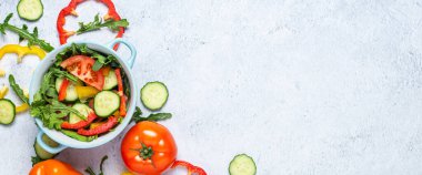 Sebze salatası pişirmek, arka planda mavi bir kasede sebzeler. Üst manzara, düz yatış. Pankart. 