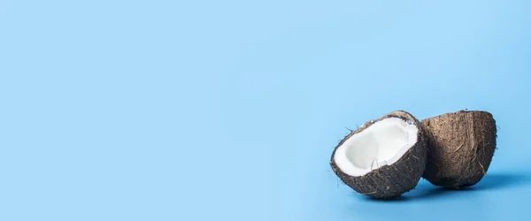 Kokosnussweiß Zwei Halb Geöffnete Kokosnüsse Auf Blauem Hintergrund Banner — Stockfoto