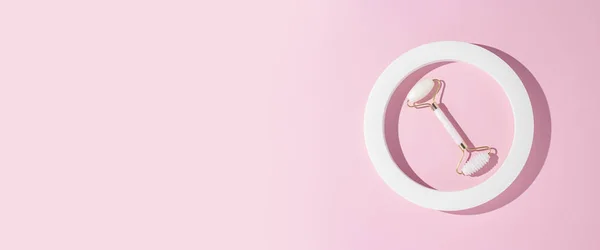 Білий Натуральний Кварцовий Лицьовий Валик Круглій Презентаційній Рамці Рожевому Фоні — стокове фото