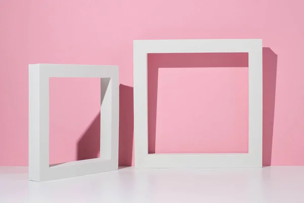 Dos Podios Cuadrados Blancos Para Presentación Sobre Fondo Rosa Blanco — Foto de Stock