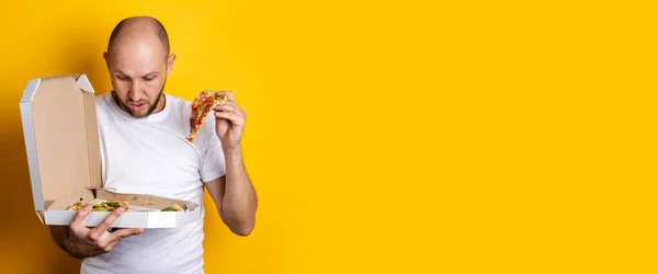 Young Man Holding Piece Pizza Looks Surprise Pizza Package Yellow — Stock Photo, Image