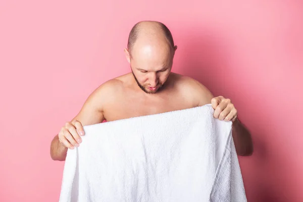 Junger Nackter Mann Mit Einem Weißen Handtuch Auf Rosa Hintergrund — Stockfoto