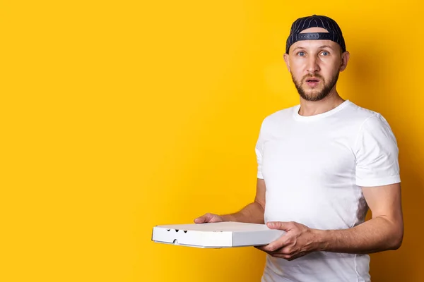 Surprised Young Man Baseball Cap Holding Pizza Box Yellow Background — Stock Photo, Image