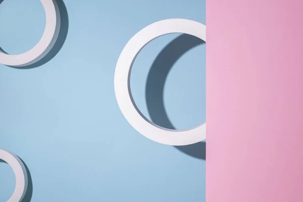 Круглый Подиум Синем Фоне Выглядывает Розового Картонного Фона Вид Сверху — стоковое фото