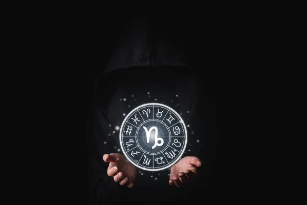 Egy Fekete Köpenyes Tenyerével Fekete Alapon Tartja Zodiákusok Ragyogó Asztrológiai — Stock Fotó