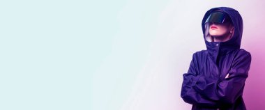 Gözlüklü, bütçeli, genç bir kadın ve hafif bir arka plana mavi bir ceket ekledi. Pankart. 