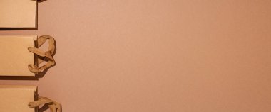 Hediye paketleri, kahverengi karton arka planda el işi. Üst manzara, düz yatış. Pankart.