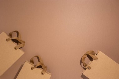 Hediye paketleri, kahverengi karton arka planda el işi. Üst manzara, düz uzanma.