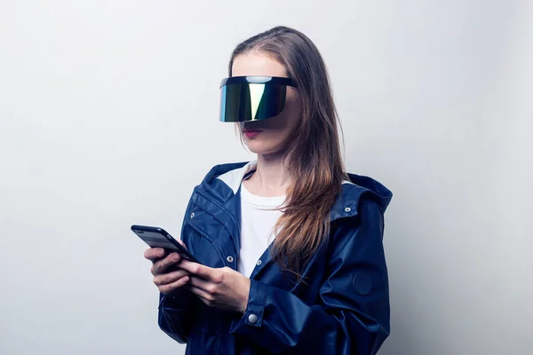 Una Joven Con Gafas Realidad Virtual Sostiene Teléfono Sobre Fondo —  Fotos de Stock