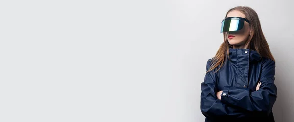 Egy Fiatal Virtuális Valóság Szemüvegben Kék Kabátban Keresztbe Tett Karokkal — Stock Fotó