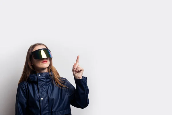 Fiatal Virtuális Valóság Szemüveg Mutat Egy Hüvelykujj Fel Egy Könnyű — Stock Fotó