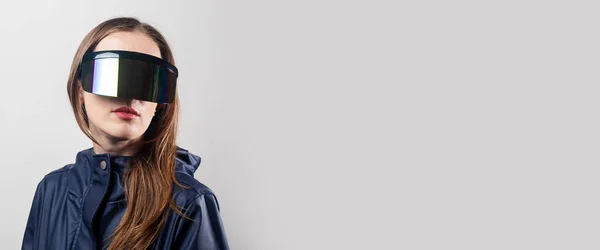 Жінка Стилю Окулярах Віртуальної Реальності Синьому Піджаку Світлому Тлі Банер — стокове фото