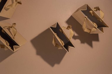 Kahverengi arka planda bir sürü el işi hediye paketi var. Üst manzara, düz uzanma.