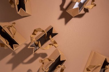 Kahverengi arka planda bir sürü el işi hediye paketi var. Üst manzara, düz uzanma.