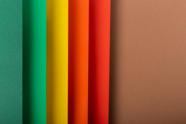 Katlanmış kağıttan yapılmış renkli arka plan. Üst manzara, düz uzanma.