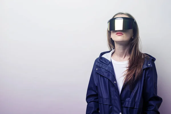 Fiatal Lány Virtuális Valóság Szemüveg Egy Kék Kabát Egy Könnyű — Stock Fotó