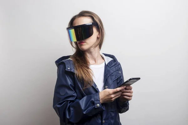 Mujer Joven Gafas Realidad Virtual Con Teléfono Una Chaqueta Azul —  Fotos de Stock