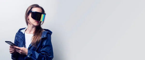 Mujer Joven Gafas Realidad Virtual Con Teléfono Una Chaqueta Azul —  Fotos de Stock