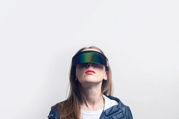 Mujer Joven Gafas Realidad Virtual Una Chaqueta Azul Mira Hacia —  Fotos de Stock