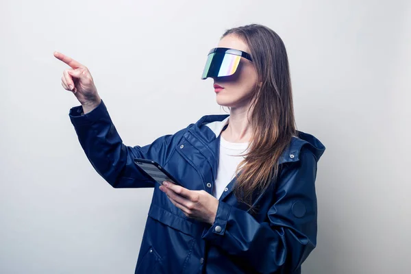 Mujer Joven Gafas Realidad Virtual Con Teléfono Señala Dedo Hacia —  Fotos de Stock