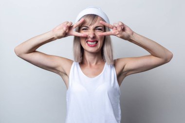 Sarışın genç kadın arka planda zafer ve huzuru simgeliyor..