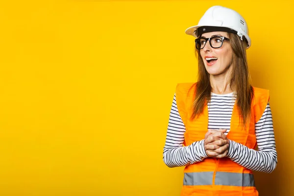 Young Woman Surprised Face Vest Hard Hat Yellow Background Construction — Stock Photo, Image