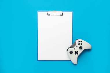 Boş bir sayfa ve mavi arka planda bir oyun alanı olan bir pano. Pankart. Düz yatış, üst görünüm.