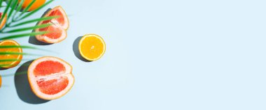 Turunçgil, portakal, mavi arka planda greyfurt. Üst manzara, düz yatış. Pankart.