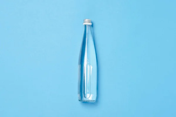 Скляна Пляшка Чистою Водою Синьому Фоні Концепція Здоров Краси Баланс — стокове фото