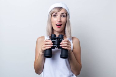 Dürbünü olan sarışın bir kadın..