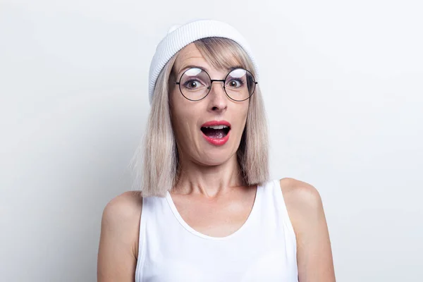 Удивлённая Молодая Женщина Белой Шляпе Очках Светлом Фоне — стоковое фото