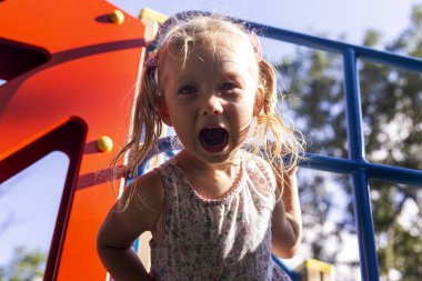 Çocuk parkında çığlık atan küçük çocuk. Gerçek insanlar.. 