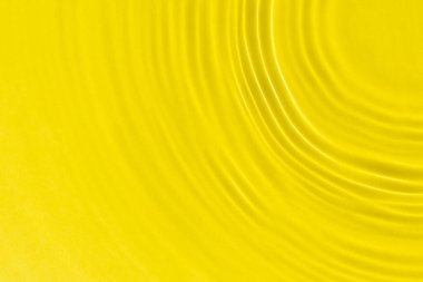 Güneş ışığında soyut sarı su. Üst manzara, düz uzanma.