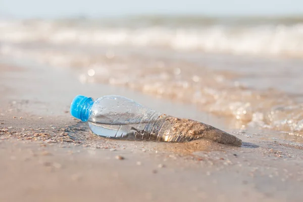阳光明媚的时候 在沙滩上放水的塑料瓶 — 图库照片