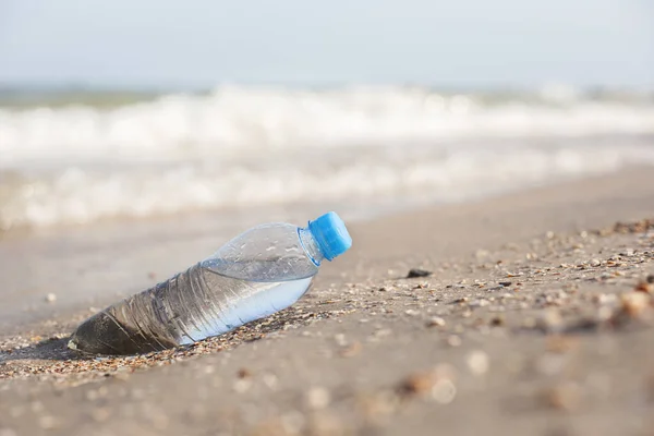 阳光明媚的时候 在沙滩上放水的塑料瓶 — 图库照片