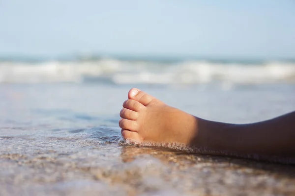 Criança Está Perto Praia Areia Estância Balnear — Fotografia de Stock