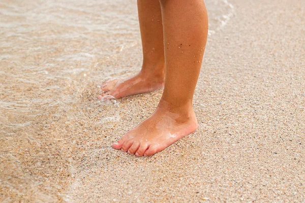 Pés Criança Ficam Perto Mar Uma Praia Arenosa — Fotografia de Stock