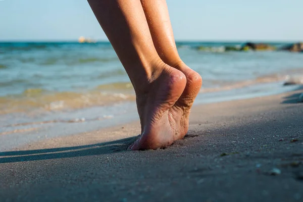 Pés Femininos Bicos Pés Uma Praia Areia Dia Verão — Fotografia de Stock